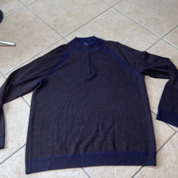 Like new Robert Graham Classic Fit 1/4 Zip 100% Wool Sweater Brown Raglan